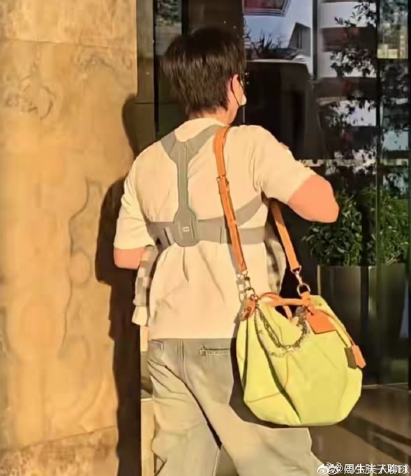 王楚钦绑着护带出发回京