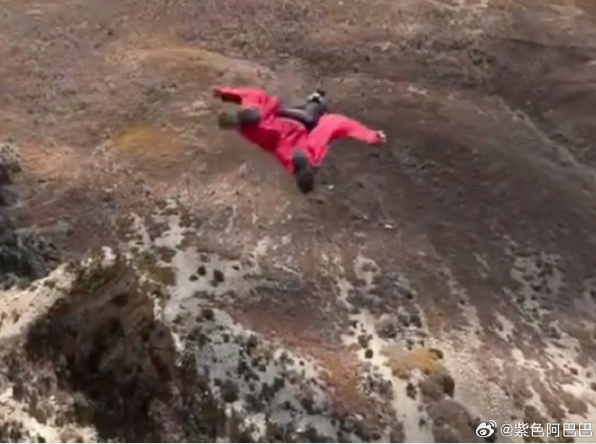 一翼装飞行员跃下不到10秒撞上岩石